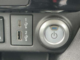 充電端子が装備されていますので車内でスマートフォンなどの充電が可能です。