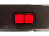 ウィンカー内蔵ドアミラーを開発したのは『メルセデス・ベンツ』です。他車からの視認性が高まり、事故の可能性を低減させています。更に、点灯部分はドライバーの視界に入らないように設計されています。