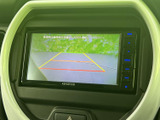 後方の様子を画面で確認でき、ガイドラインも表示されるため、駐車時の後退をサポートします。周囲を目視でも確認しながら、落ち着いて駐車操作を行えます。