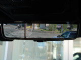 車体に装備したカメラによる後方映像が、ルームミラーに映し出されます。後席に人が座っていても、ラゲッジスペースに荷物を満載していても、車両後方の様子をはっきりと確認できます。