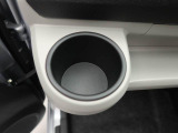 【カップホルダー】エアコン吹き出し口下部に設置されていますので使いやすさバッチリ!運転席から手の届くちょうどの位置です!
