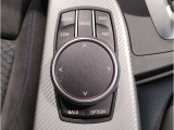 【コックピットシート】BMW車の主役席。車体中央にくる様に配置し車両重心とが一致する事でドライバーと車との一体感あるドライビングを実現。人間工学に基づき形成した形状が長時間のドライブ疲労も軽減します!
