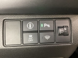 ハンドルの右側にはヘットライトリベライザーとHondaセンシング用のメインスイッチがついています。ヘッドライトリベライザーは道路状況や積荷の加重に応じてライトの高さを調節できます。
