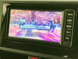 テレビ番組を画面で視聴できるため、停車中の休憩時間にも映像を楽しめます。お出かけ先で待ち時間がある際など、車内で過ごすひとときに活用できる装備です。