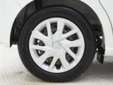 ◆純正ホイール装着車◆シンプルなデザインのホイールキャップ付きです。