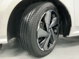 【溝】路面の水や雪を排出し、タイヤと路面の密着性を高めるための重要役割を担っています。この排水機能により、濡れた路面でのハイドロプレーニング現象を防ぎ、安全な走行を可能にします。