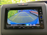 後方の様子をモニターで確認しながら駐車でき、画面には目安となるガイド線も表示されています。車庫入れや後退時に周囲を確認する習慣をサポートしてくれます。