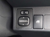 ドアミラーの鏡面を運転席に座ったままスイッチで角度調整が可能です。