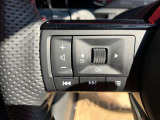 ステアリングスイッチ付きのハンドル!運転に支障をきたすことなくナビ操作が可能です!!