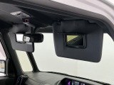 【サンバイザー】車内で身だしなみを整えるためのバニティミラーがセット。お化粧直しや髪型のチェックに活用できます。
