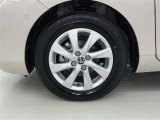 純正アルミホイールが車の雰囲気を引き立てますね!