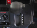 無段変速機(CVT)を搭載。有段変速機に存在する「変速ショック」が無いので、スムーズなアクセル操作が可能です♪