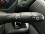 【オートライト】車のセンサーが周囲の明るさを感知し、自動でヘッドライトを点灯・消灯する機能です。この機能は夕暮れ時の交通事故が多い時間帯の安全性を高めてくれます。