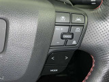 クルーズコントロール機能が付いています。 速度を設定するとアクセルを踏まなくても一定の速度で走ることができます。  高速道路ではとても便利な装置なんです。