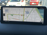 道路や周辺施設が表示される地図画面で、現在地周辺の確認に役立ちます。画面内に時刻や縮尺も表示され、目的地までの道順を確認したい日常のお出かけに便利です。