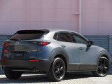 SUVであるCX-30のデザインコンセプトは「Sleek & Bold」。「Sleek(滑らかさ)」と「Bold(大胆さ)」をミックスさせ、クーペのような伸びやかな美しさとSUVらしい力強さの融合を目指しています。