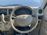 インテリアに合わせたデザインのステアリングは、運転される方のことも考え、運転しやすい形状、大きさです。是非一度、実際に触ってお確かめください。