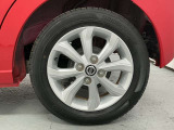 【純正アルミホイール】車体に最適化された設計による優れた耐久性と走行性能、そしてデザイン性。特に、足回りの軽量化は加速性能・燃費・乗り心地の向上に繋がり、ブレーキ性能も高めます。