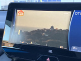 テレビ映像を表示できる画面を備え、停車中の待ち時間にも番組を視聴できます。画面が見やすく、車内で過ごすひとときに便利な装備として活用いただけます。