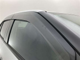 ドアバイザーも付いています。雨の日に少し窓を開けても、雨水が入りにくく、喫煙する方などにも強い味方です。