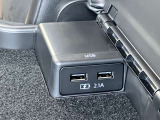 後席のアームレストには、スマホの充電に便利なUSBポートが2つございます。