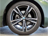 【BMWアロイホイル】軽量かつ強度に拘ったアロイホイル。走行性能ポテンシャルを引き出す設計。車の足元を引き締めてくれる大きなポイントはアロイホイルです。
