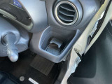 乗車中にホッと一息、ドリンクホルダーもありますよ!ドリンクだけでなく小物類も収納できますよ