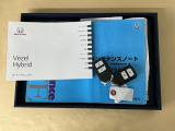 メンテナンスノート【点検整備記録簿・保証書】、取説も揃ってます。スマートキーはバッグなどにしまったままボタン操作でエンジン始動・停止やハイブリッドシステムの起動や停止ができて大変便利です