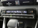 左右独立温度コントロールフルオートエアコンです。運転席、助手席それぞれで独立して温度設定ができます。冷え性の方が乗っても安心ですね♪