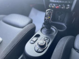 MINIならではのデザインのシフトレバー。内装デザインもMINIの特徴です。