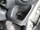 乗車中にホッと一息、ドリンクホルダーもありますよ!ドリンクだけでなく小物類も収納できますよ