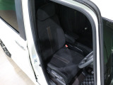 程よい硬さとホールド性が高いシートで長時間運転も快適です。