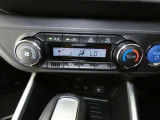 オートエアコン装備。車内を設定温度に自動で調整してくれるのでいつも快適にしてくれます。