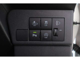 予防安全機能「スマートアシスト」を装備しています。安全機能の詳細は販 売店スタッフまでおたずねください。機能を過信せず、必ずご自身で安全運 転を行ってください。