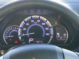 速度計や燃料計などの情報が運転席前方にまとまり、走行中にも目線を大きく動かさず確認しやすい配置です。表示が見渡しやすく、日々の運転を支えてくれます。