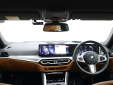 視線の先に自然と情報が集まり必要な操作へスムーズに手が届くBMWならではのコックピット。洗練されたデザインと上質な素材が調和し乗り込んだ瞬間からドライバーの走る歓びを日常に感じる空間です。