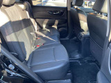 後席も十分な広さがあり、足を組んでも車内でゆったりとお寛ぎいただけます。