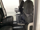 運転席・助手席の背もたれには、2列目シート用にカップホルダー付きの「格納式のシートバックテーブル」を装備しています。休憩時のちょっとした時間などカップを置いたり、小物置きに使えて便利です。