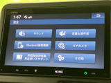 画面上に設定や音量、接続機器などの項目がまとまり、目的の機能を選びやすい構成です。タッチ操作で確認しながら扱えるため、日常の移動中にも便利に活用いただけます。