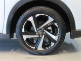 純正のアルミホイール装着車です。タイヤサイズは195/60R17です。