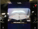 運転席からは見えにくい左右のエリアまでしっかりカバーし、死角を減らして視界を拡大。狭い道でのすれ違いや、建物の陰から車や歩行者が現れる場面でも、安心して状況を把握できる頼れる機能です。