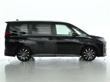 両側パワースライドドア付きだから、狭い駐車スペースなどでの 乗り降りラクラク!小さなお子さまのいるご家庭には嬉しい装備。