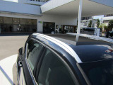 SUVらしいスタイリングを演出するとともに、荷物の積載にも活用できる便利な装備です。