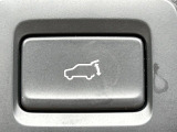 【パワーバックドア】スマートキーや運転席のボタンを押すだけでリアゲートが自動で開閉します!荷物を持っている時や、高い位置にあるバックドアを閉める際に便利な機能です♪