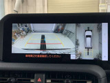 車庫入れの苦手な方にバック時のサポートバックモニター、パノラミックビューモニター付き。※カメラが映し出す範囲は限られています。必ず車両周辺の安全を直接確認してください。