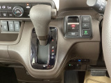 シフトはインパネシフト、パーキングブレーキは電子制御なので運転席と助手席の間はすっきりしています。