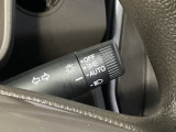 オートライト機能を備えており、周囲の明るさに応じてヘッドライトが自動で点灯・消灯します。夜間やトンネル走行時も安心です。