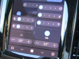 シートヒーター・ベンチレーション機能を装備。寒い季節はシートを温め、暑い季節はシート表面の熱や蒸れを抑えることで、一年を通して快適なドライブをサポートします。