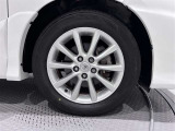 アルミホイールを装備、タイヤサイズは215/60R17です。