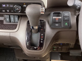 シフトはインパネシフト、パーキングブレーキは電子制御なので運転席と助手席の間はすっきりしています。